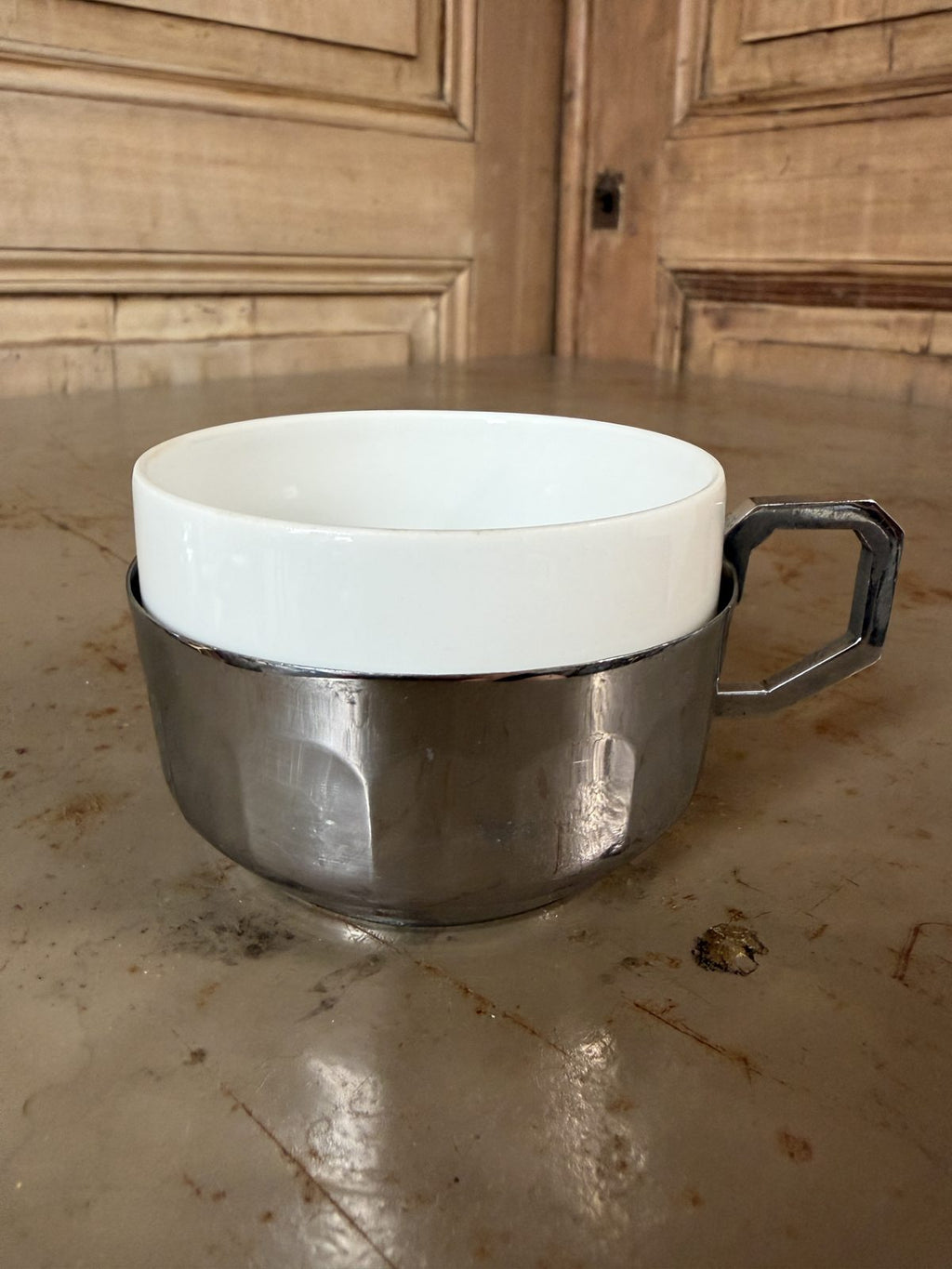Tasse porcelaine Schönwald avec entourage chromé vintage - L'Heureux Nouveau