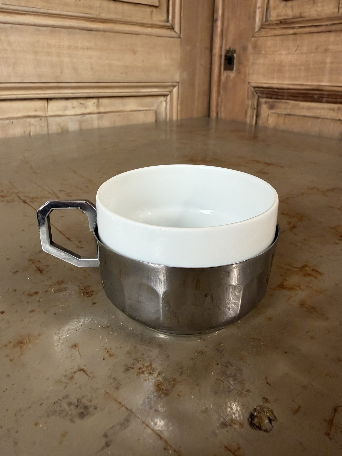Tasse porcelaine Schönwald avec entourage chromé vintage - L'Heureux Nouveau