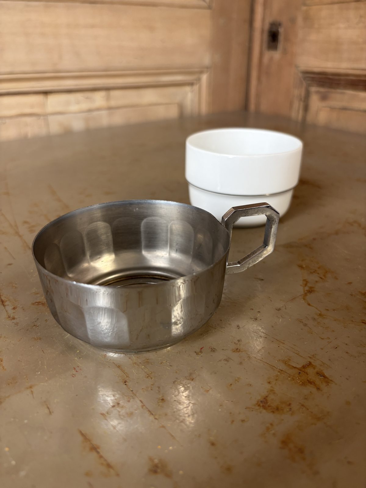 Tasse porcelaine Schönwald avec entourage chromé vintage - L'Heureux Nouveau