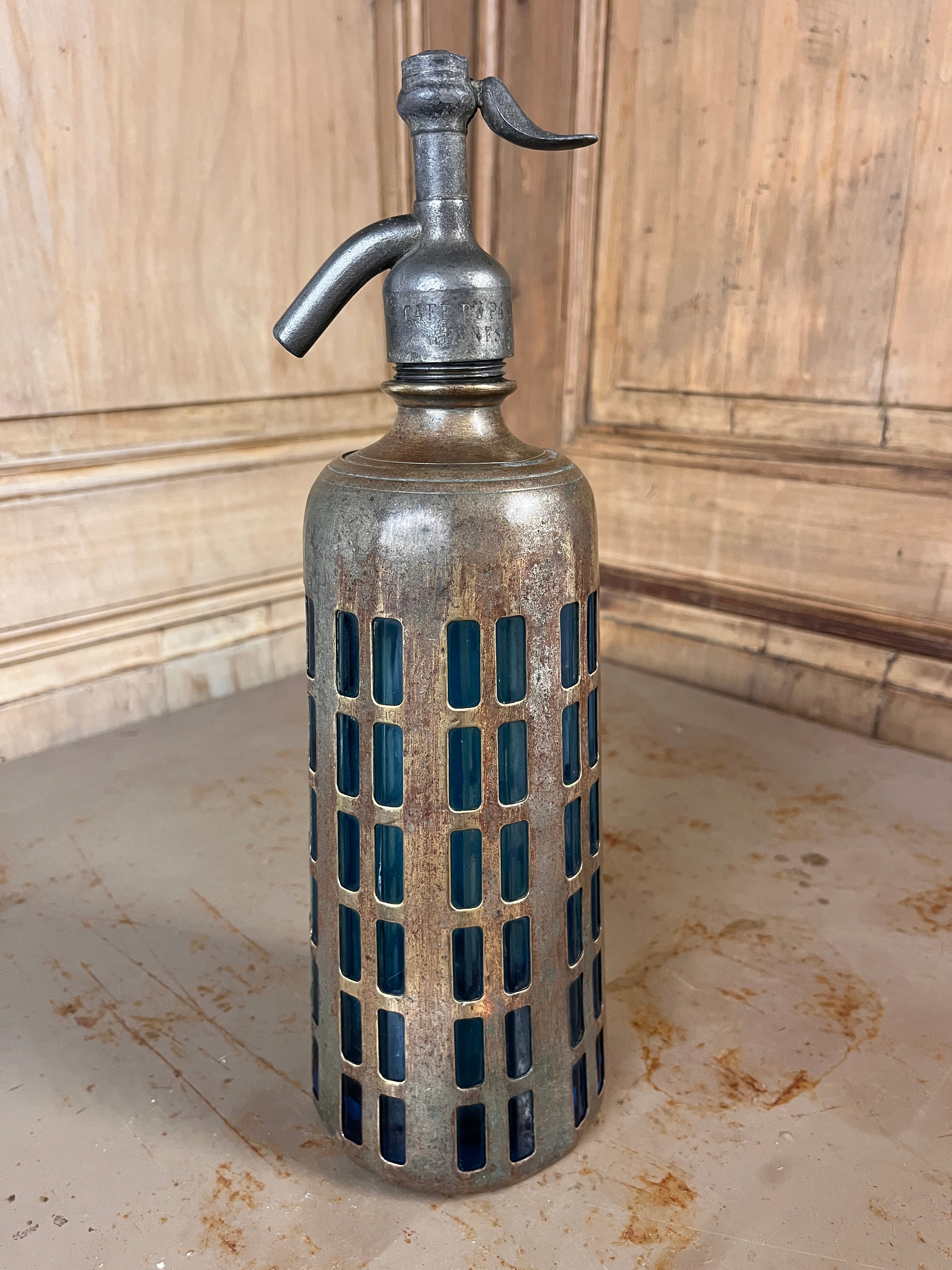 Siphon de Bar Ancien "Café du Palais Rennes" – Verre Bleu Profond & Cage Métallique Ajourée 1950s
