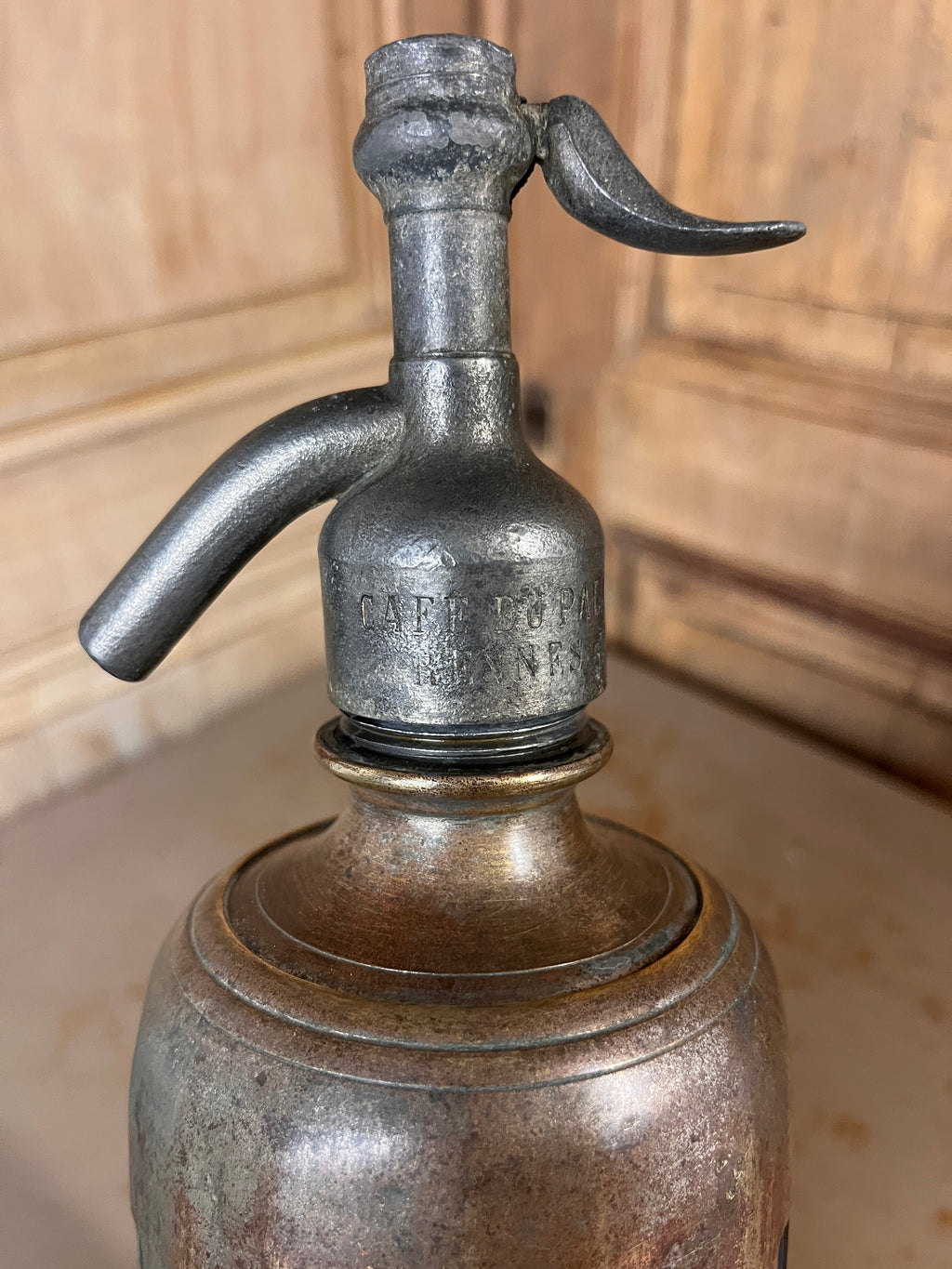 Siphon de Bar Ancien "Café du Palais Rennes" – Verre Bleu Profond & Cage Métallique Ajourée 1950s