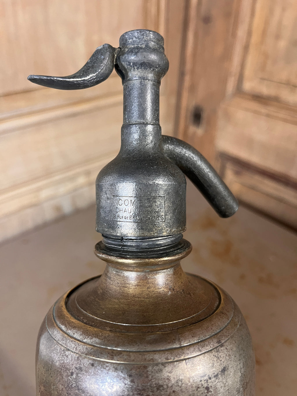 Siphon de Bar Ancien "Café du Palais Rennes" – Verre Bleu Profond & Cage Métallique Ajourée 1950s