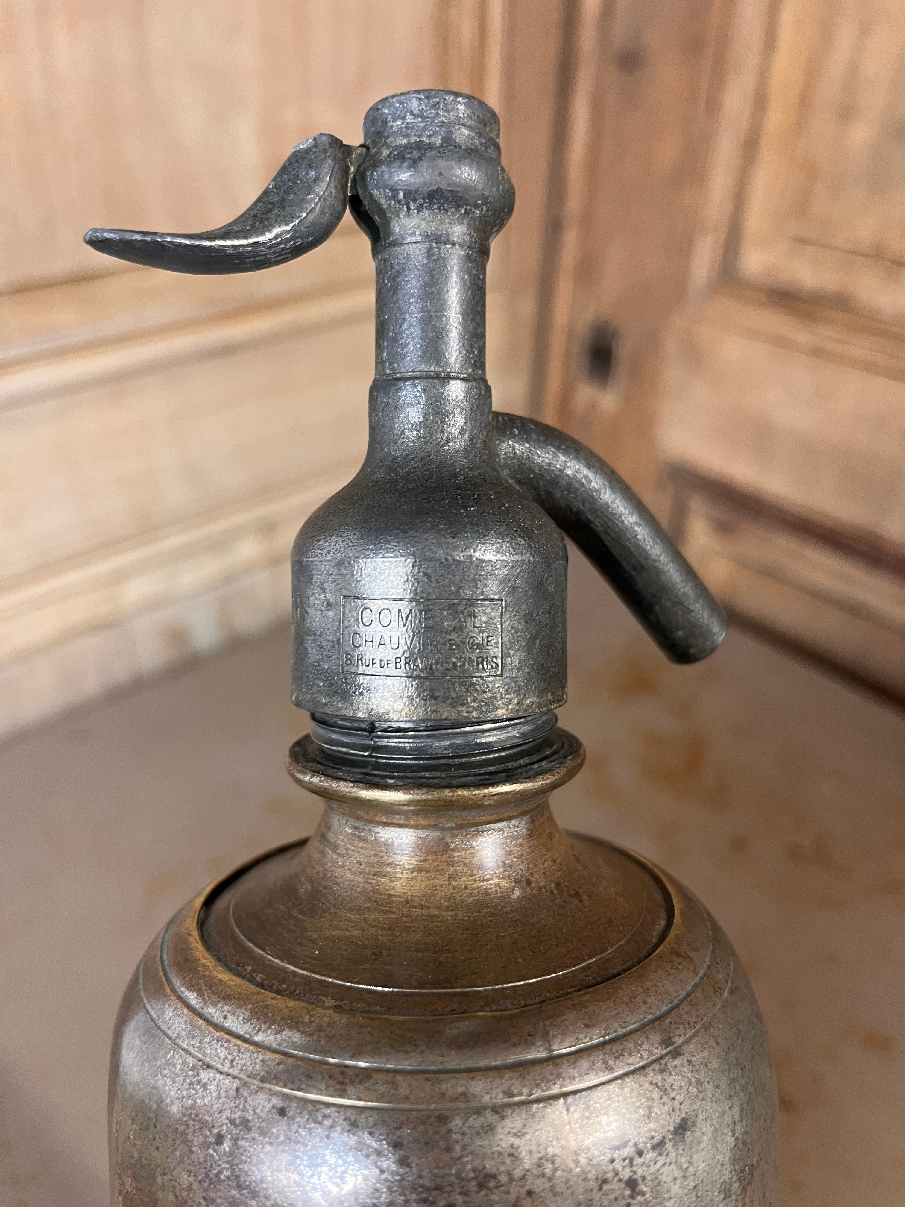 Siphon de Bar Ancien "Café du Palais Rennes" – Verre Bleu Profond & Cage Métallique Ajourée 1950s