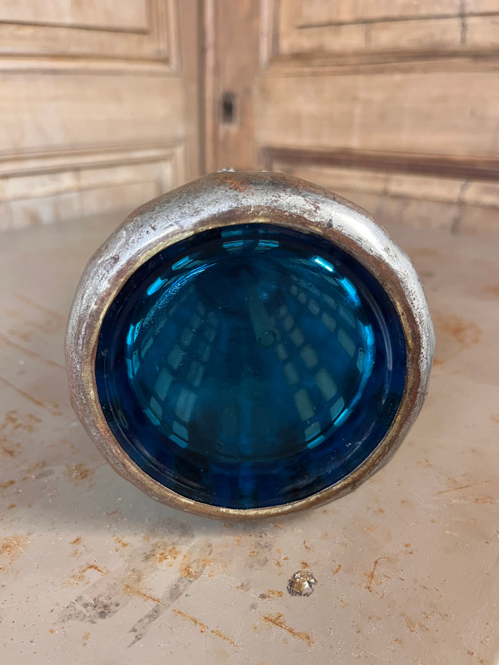 Siphon de Bar Ancien "Café du Palais Rennes" – Verre Bleu Profond & Cage Métallique Ajourée 1950s