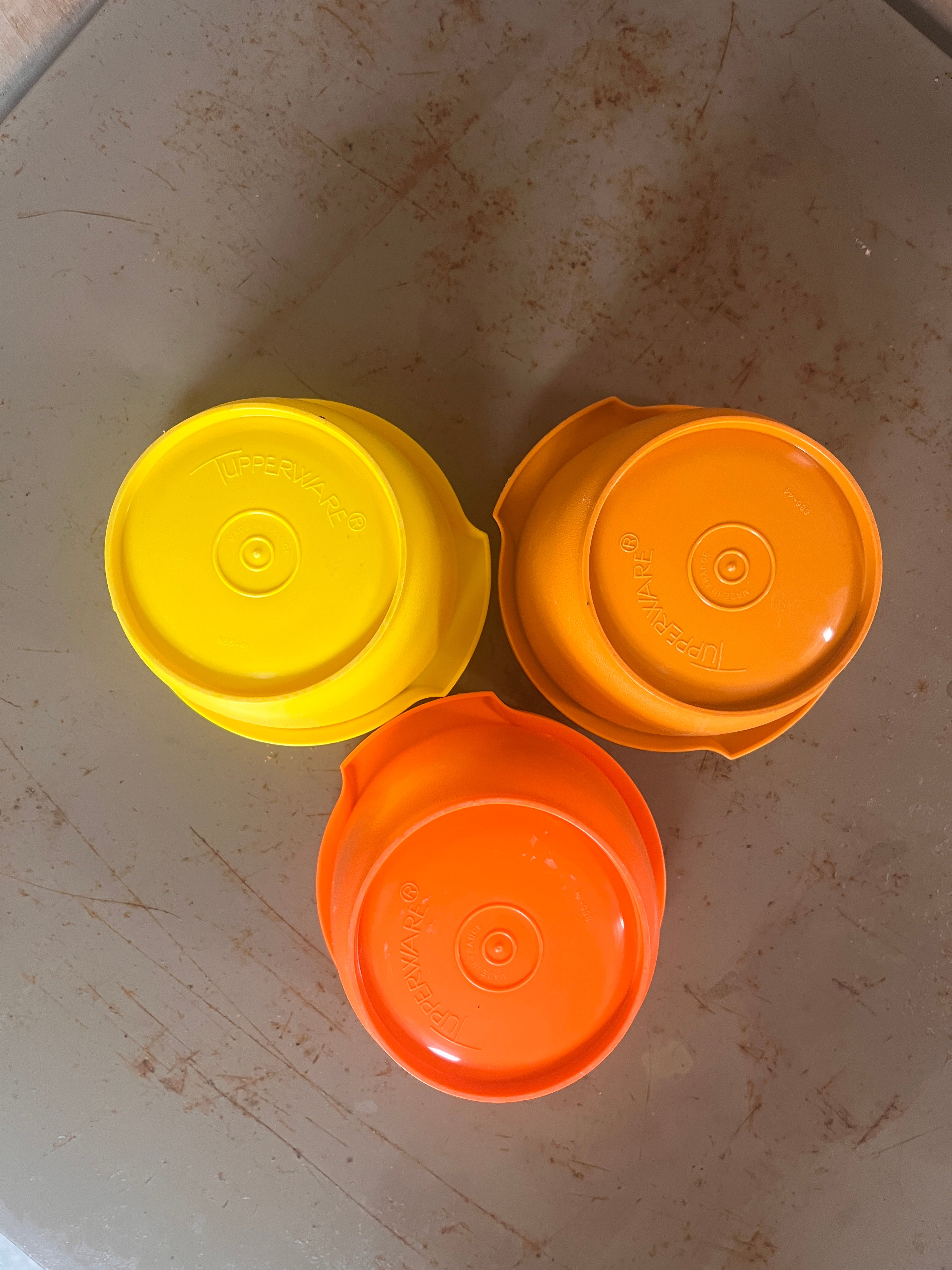 Bols Soleil Tupperware – Plastique Pop Orange & Jaune Vintage Années 70 (Lot de 3)