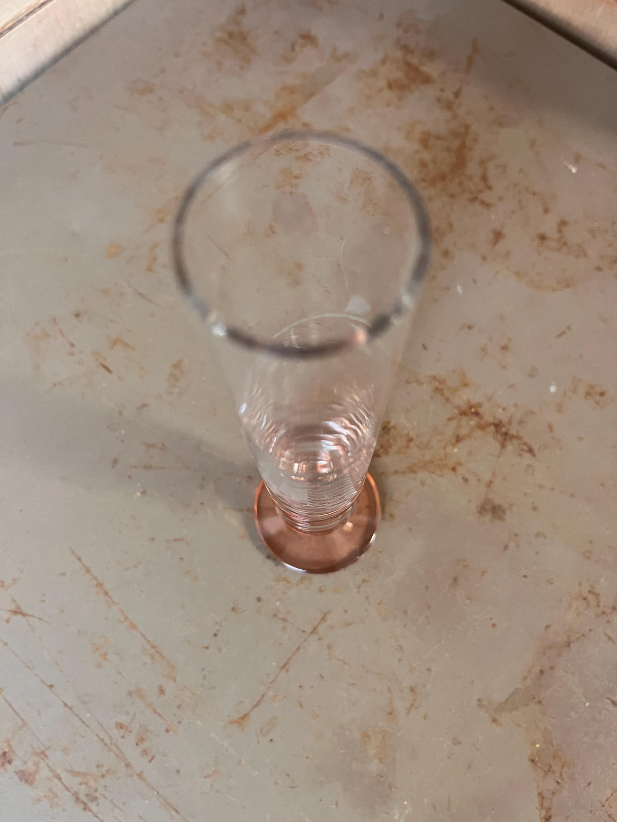 Vase soliflore vintage pied rose et verre gravé - L'Heureux Nouveau