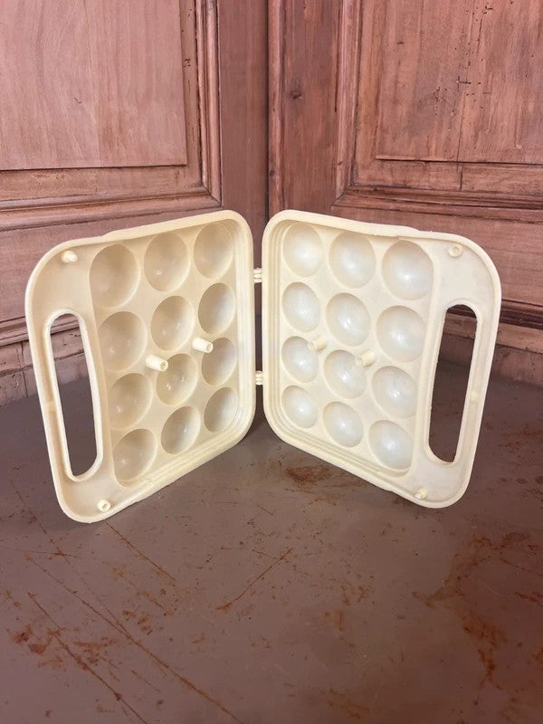 Boîte à œufs Tupperware vintage 12 compartiments en plastique ivoire, ouverte - L'Heureux Nouveau