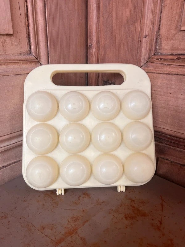 Boîte à œufs Tupperware vintage en plastique ivoire, vue de face avec poignée intégrée - L'Heureux Nouveau