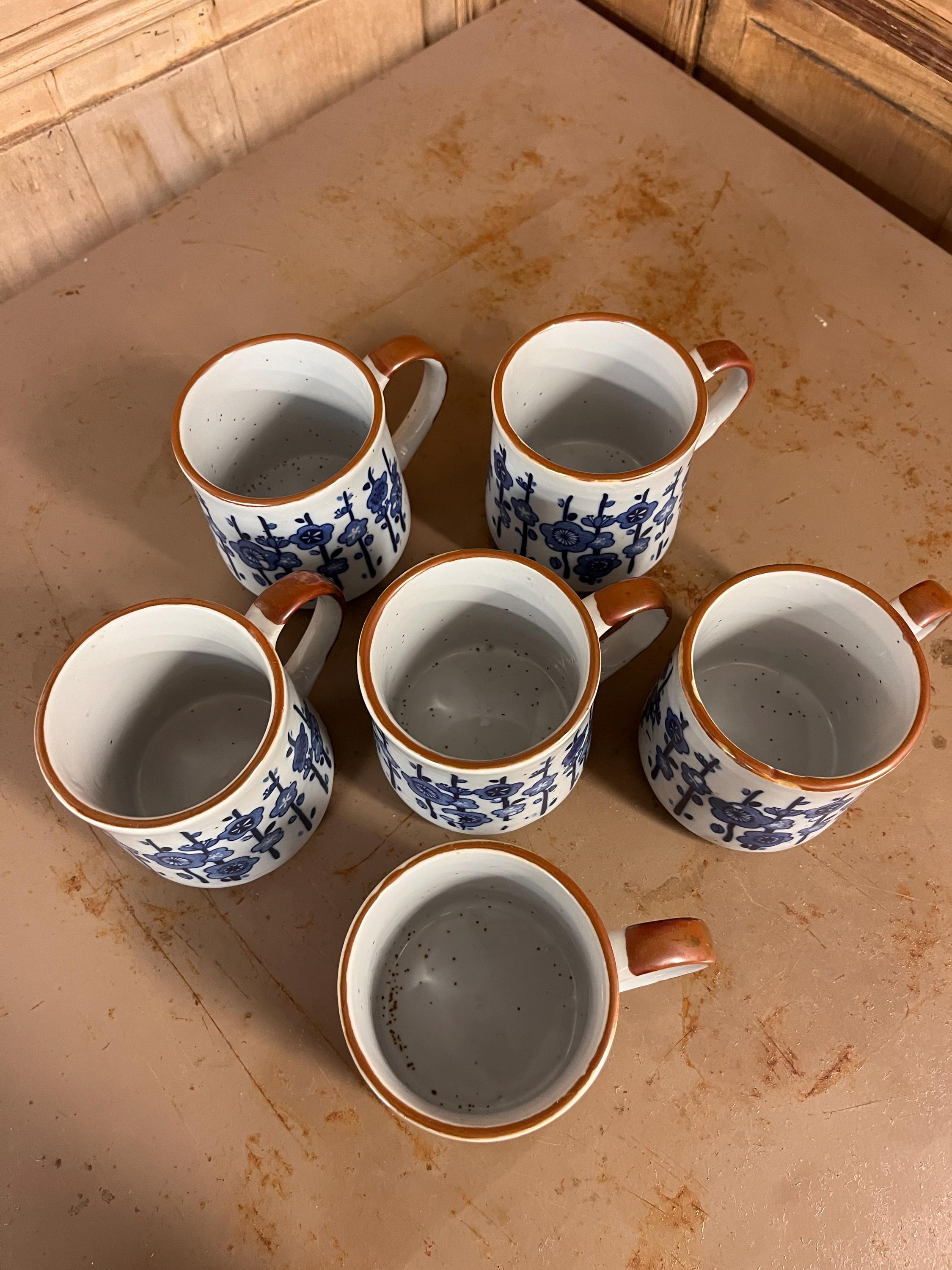 Lot de 6 Mugs Vintage en Grès – Décor Floral Bleu – Esprit Campagne Chic Années 70