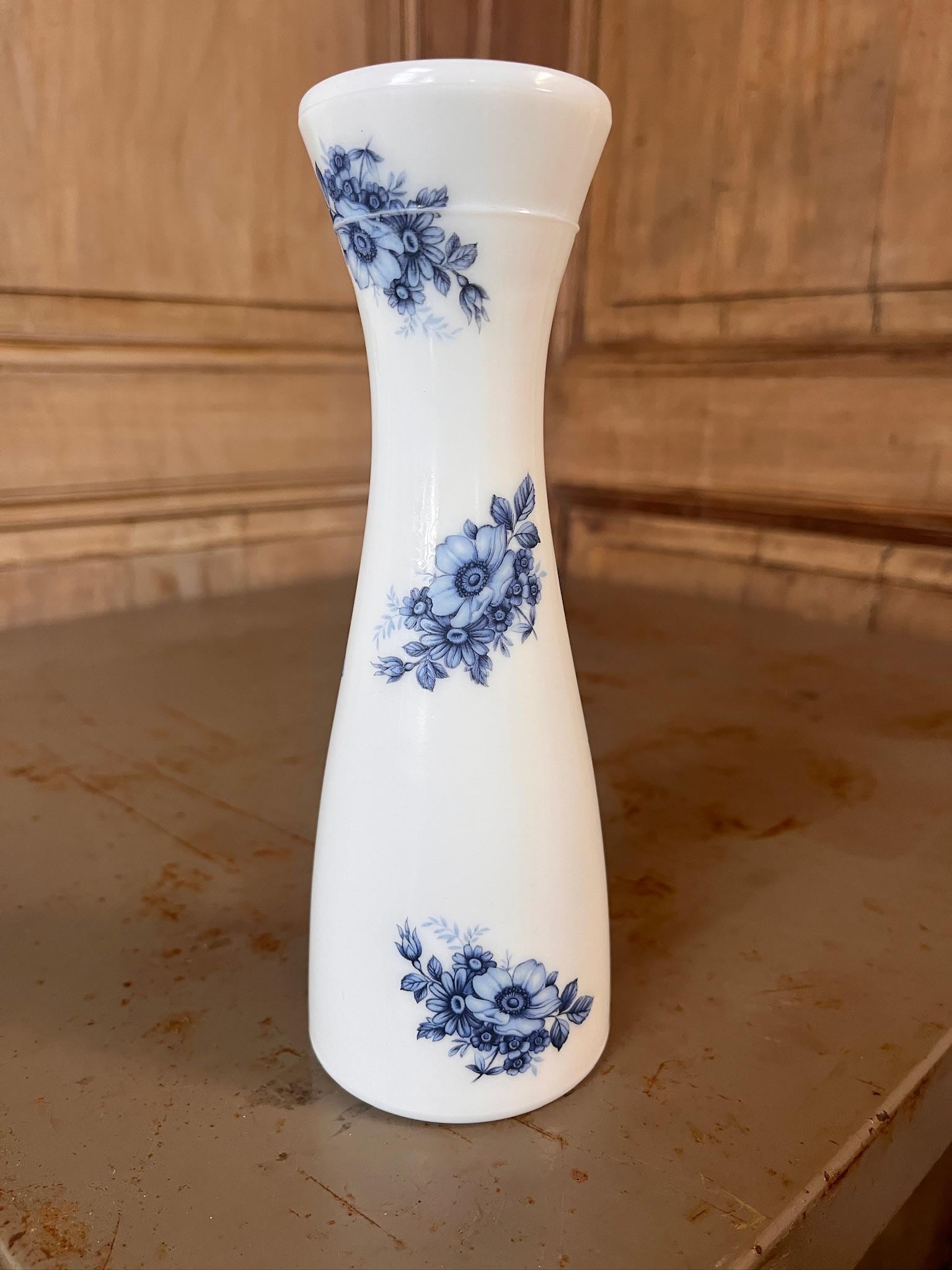 Grand Vase en Opaline Blanche Vintage – Décor Anémones Bleues – France