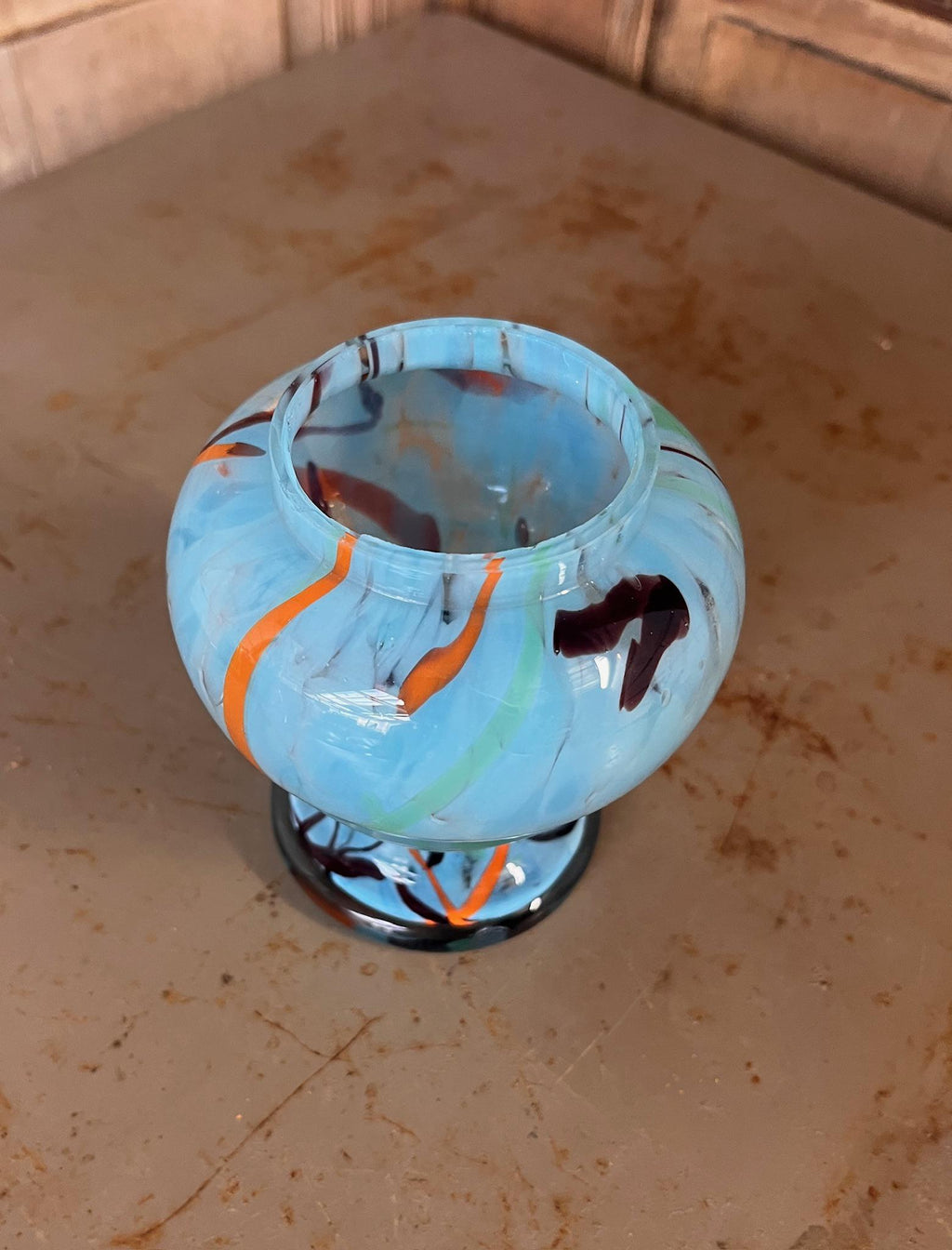 Petit vase globe verre marbré bleu orange vintage 70s - L'Heureux Nouveau