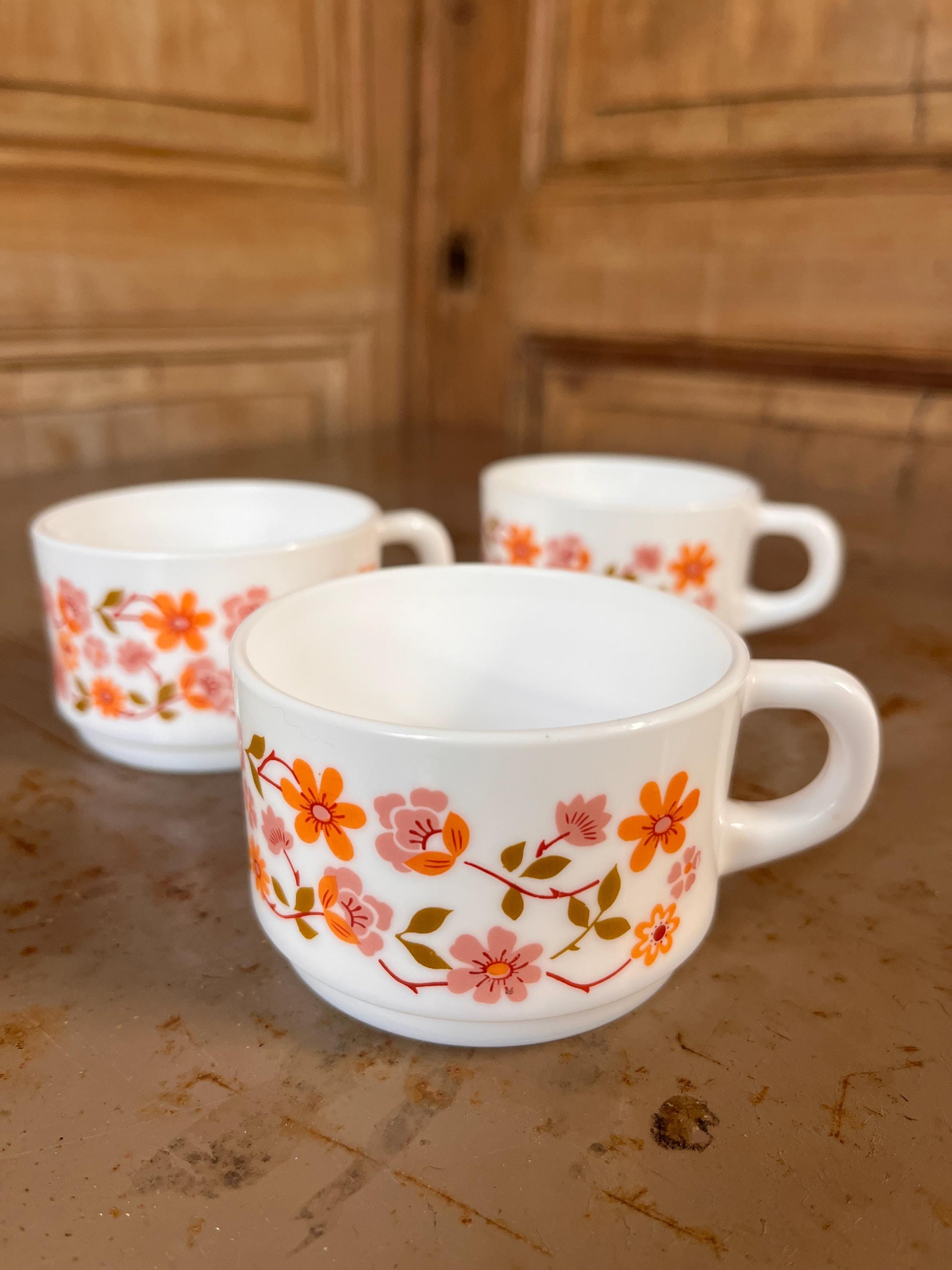 Lot de 3 Tasses Vintage Arcopal "Scania" – Opaline Blanche Décor Floral Orange Pop Années 70