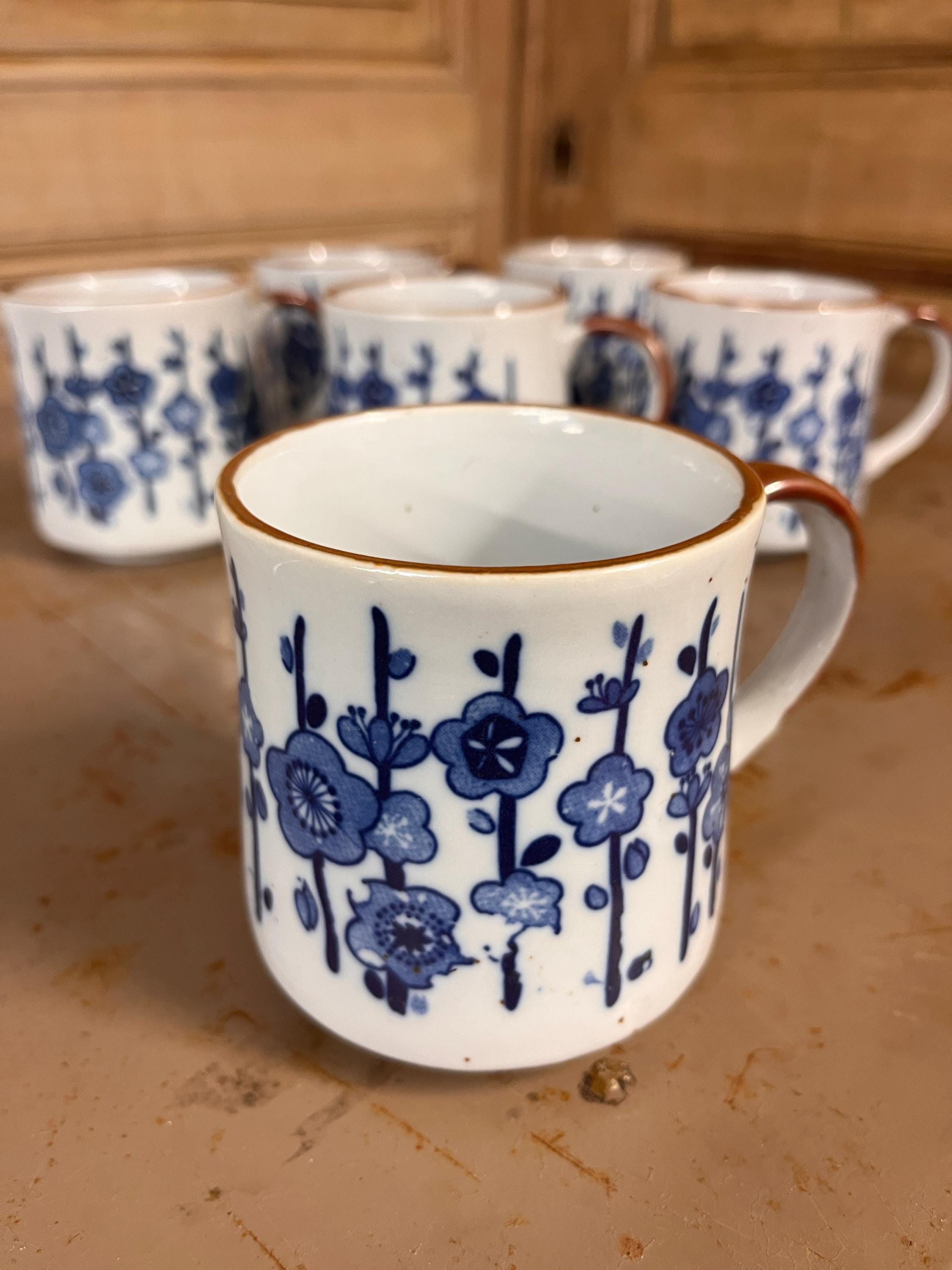 Lot de 6 Mugs Vintage en Grès – Décor Floral Bleu – Esprit Campagne Chic Années 70