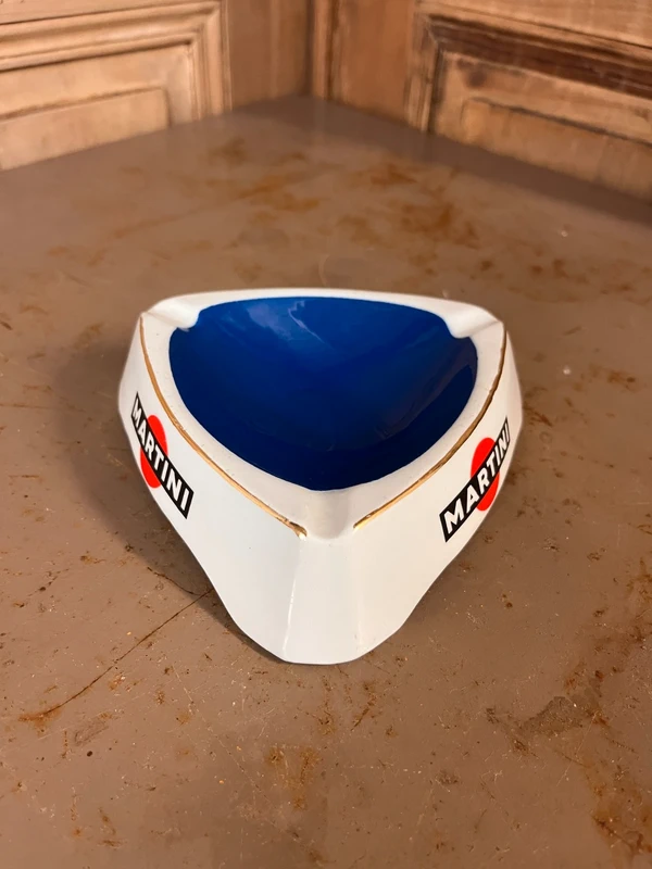 Cendrier Martini vue de dessus montrant les deux logos latéraux