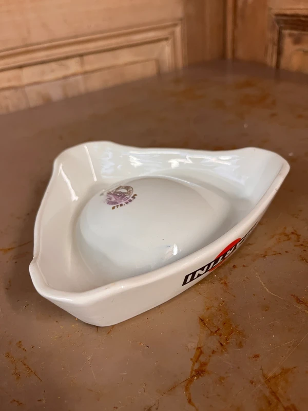 Cendrier Martini vu de dessous montrant le fond et un logo
