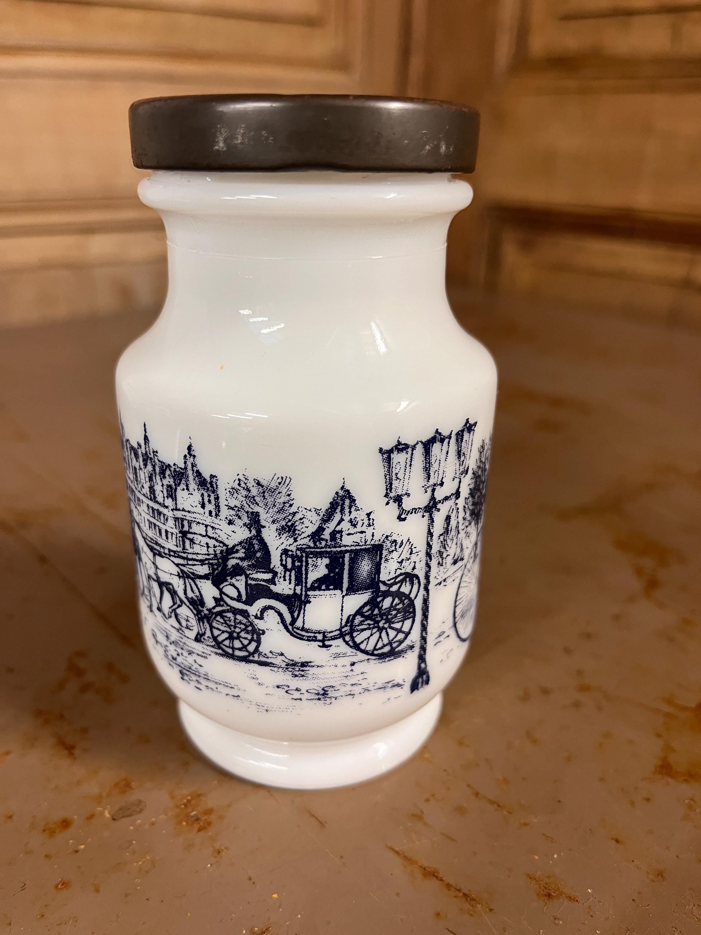Pot à Épices Opaline Blanche Scène Rétro Carrosse – Verre Opalin Vintage Années 60