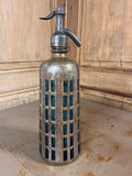Siphon de Bar Ancien "Café du Palais Rennes" – Verre Bleu Profond & Cage Métallique Ajourée 1950s
