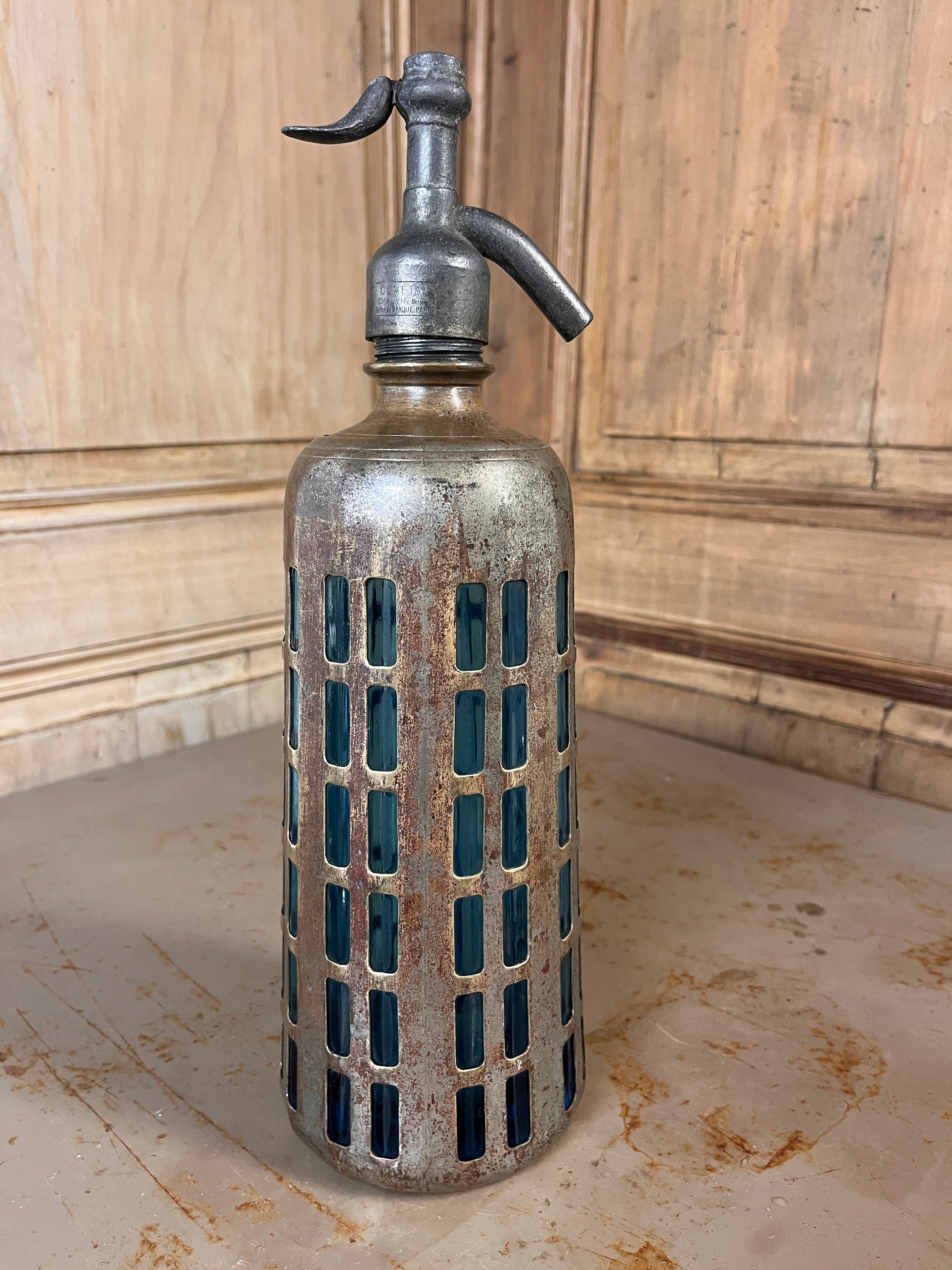 Siphon de Bar Ancien "Café du Palais Rennes" – Verre Bleu Profond & Cage Métallique Ajourée 1950s