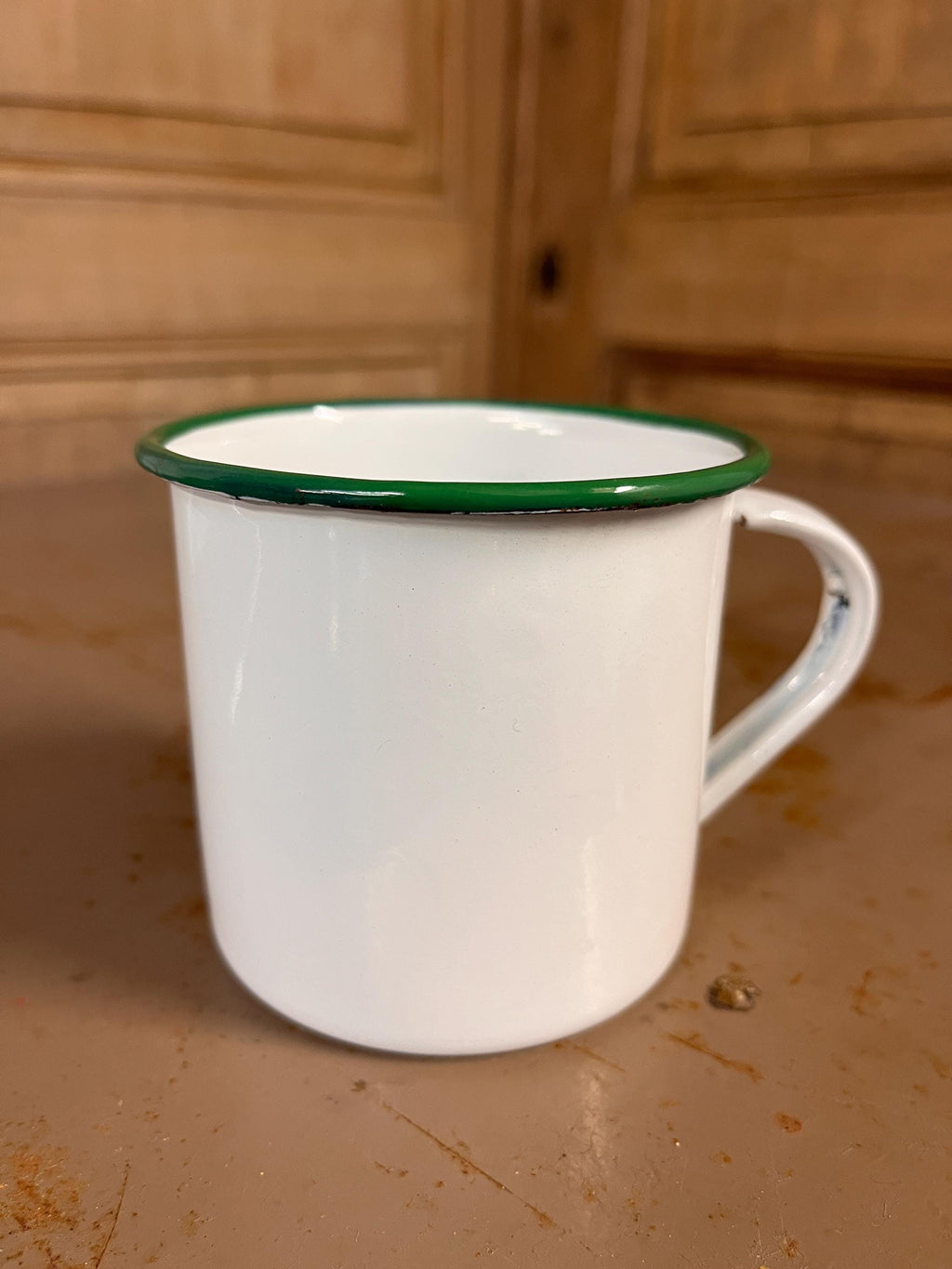 Timbale Vintage en Métal Émaillé Blanc – Liseré Vert – Esprit Bistrot Années 60
