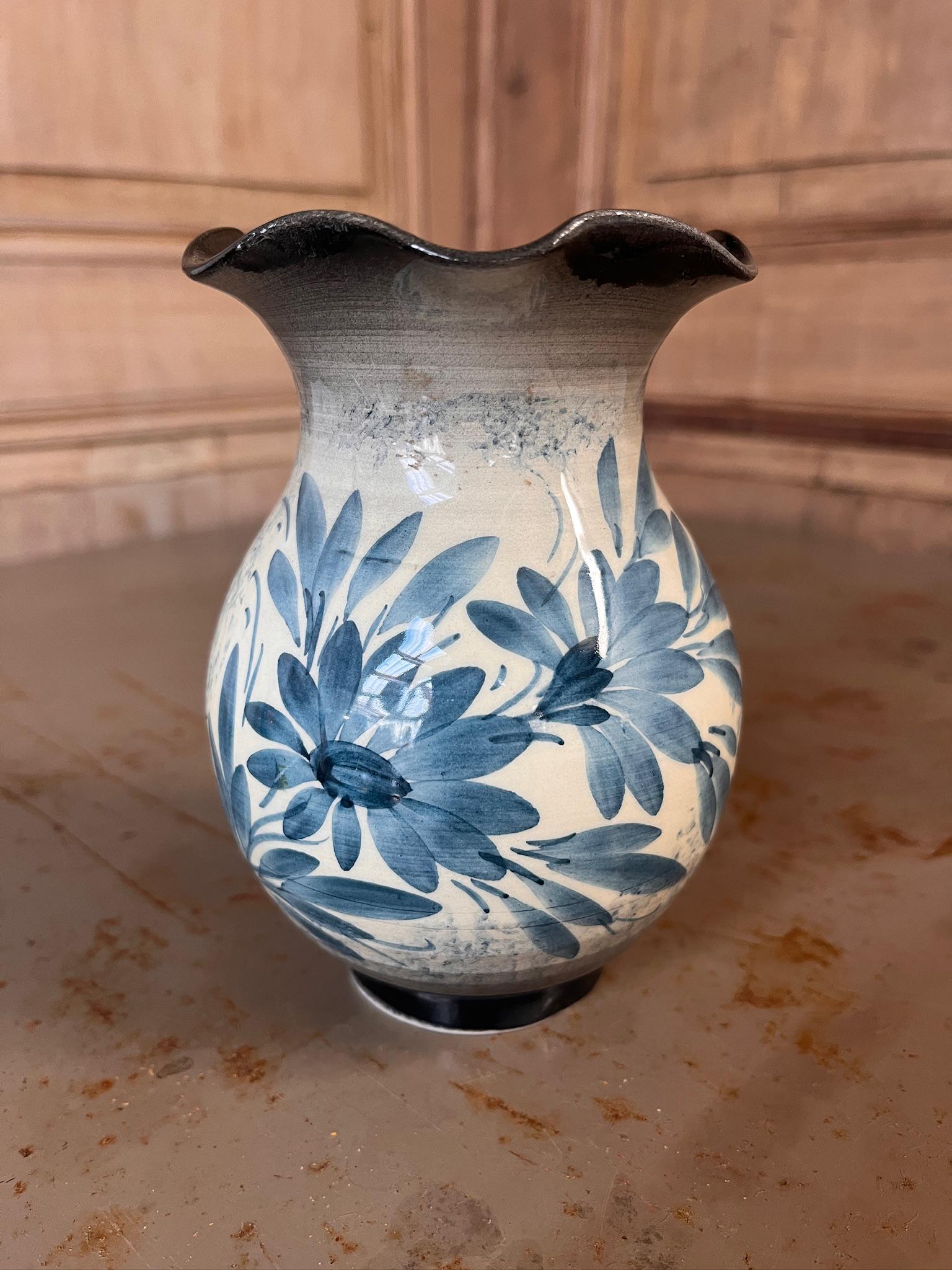 Petit Vase en Grès Vintage – Décor Floral Bleu Peint à la Main – Esprit Campagne Chic