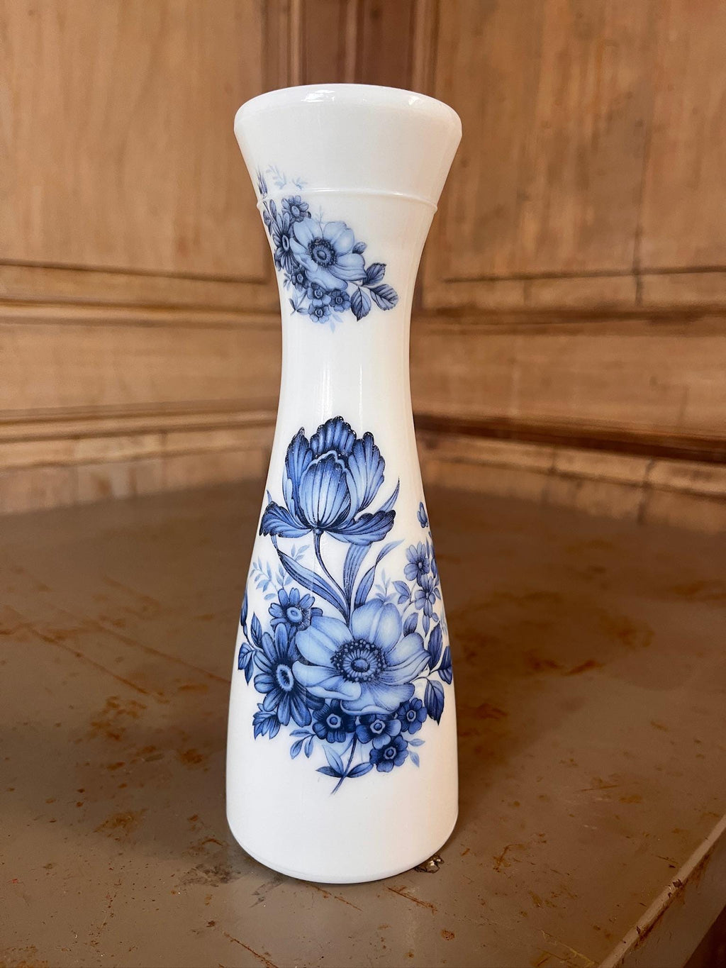 Grand Vase en Opaline Blanche Vintage – Décor Anémones Bleues – France